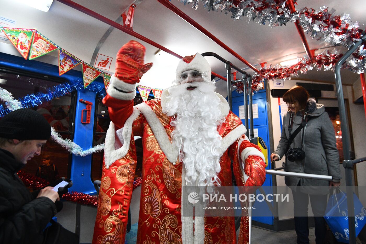 Новогодний трамвай на улицах Москвы