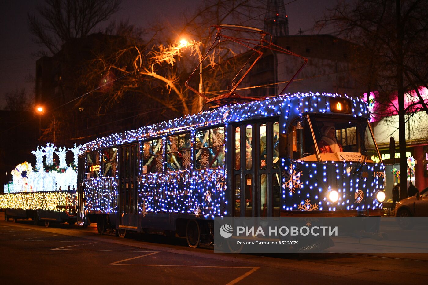 Новогодний трамвай на улицах Москвы