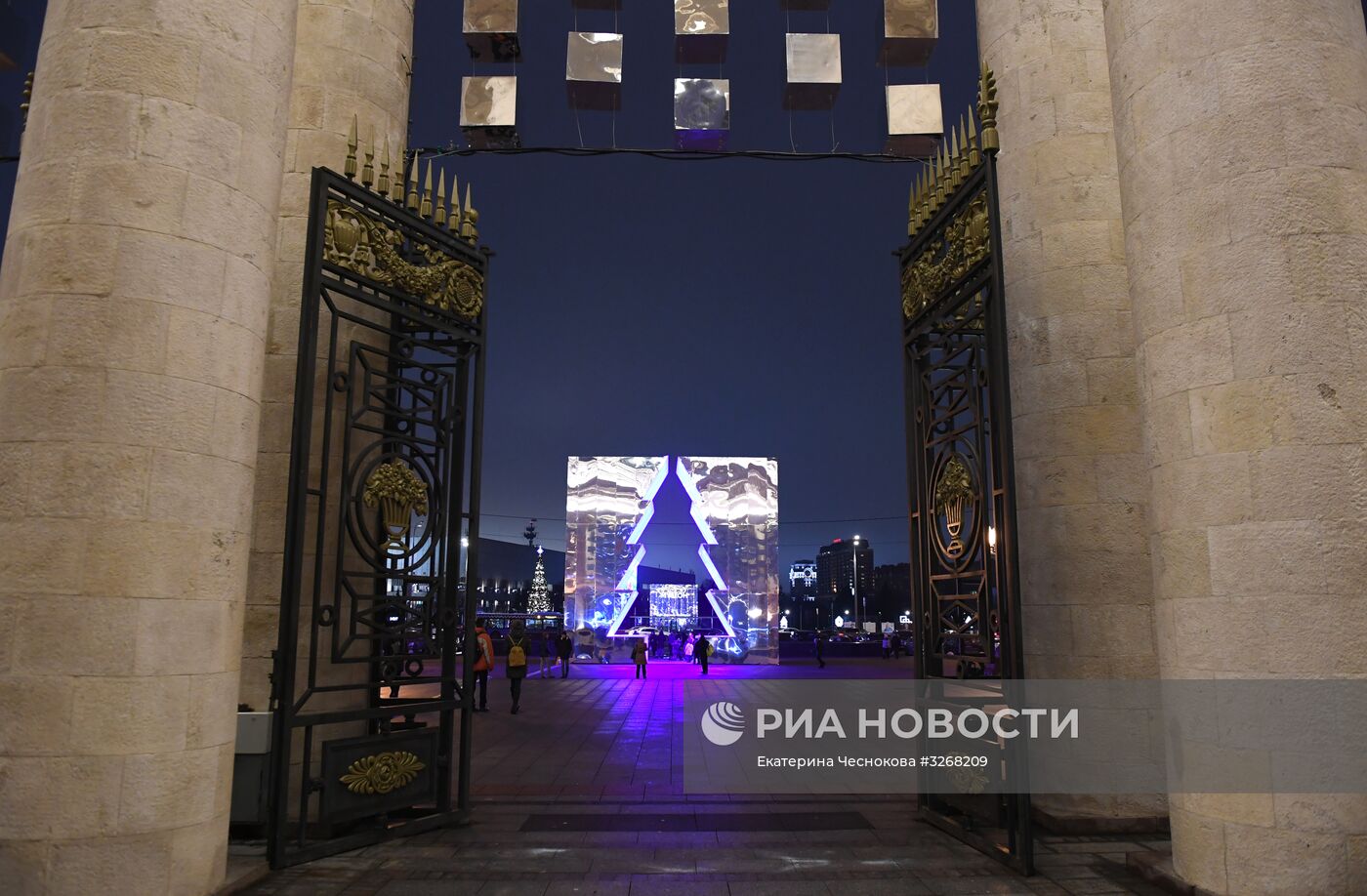 Открытие новогодней елки напротив главного входа Парка им. М. Горького