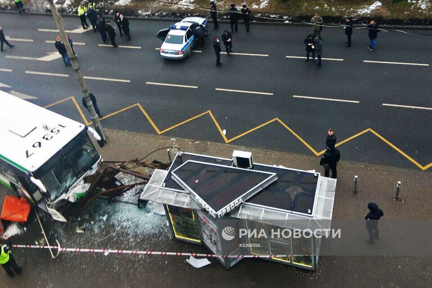 Автобус врезался в остановку на северо-западе Москвы