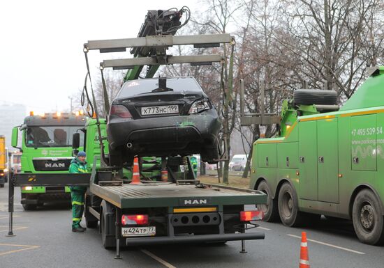 Автобус врезался в остановку на северо-западе Москвы