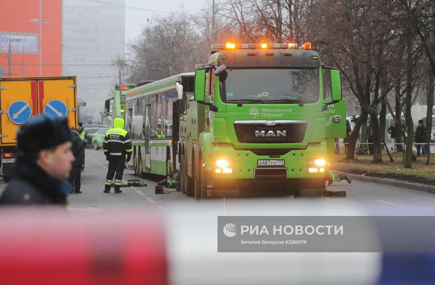 Автобус врезался в остановку на северо-западе Москвы