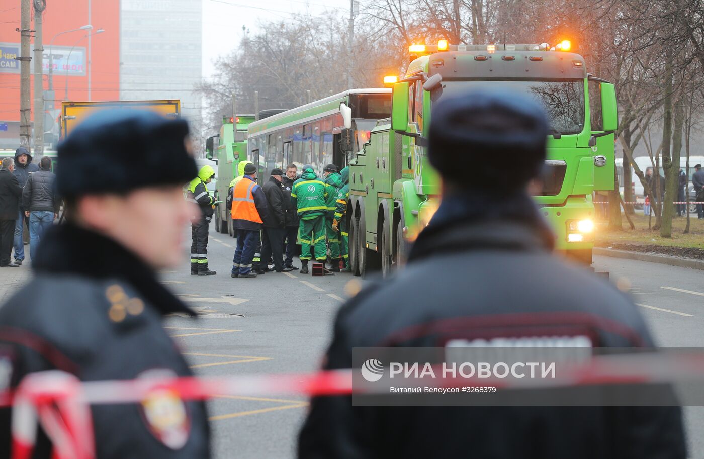 Автобус врезался в остановку на северо-западе Москвы