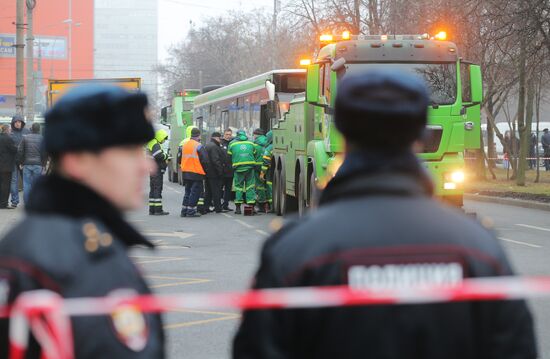 Автобус врезался в остановку на северо-западе Москвы
