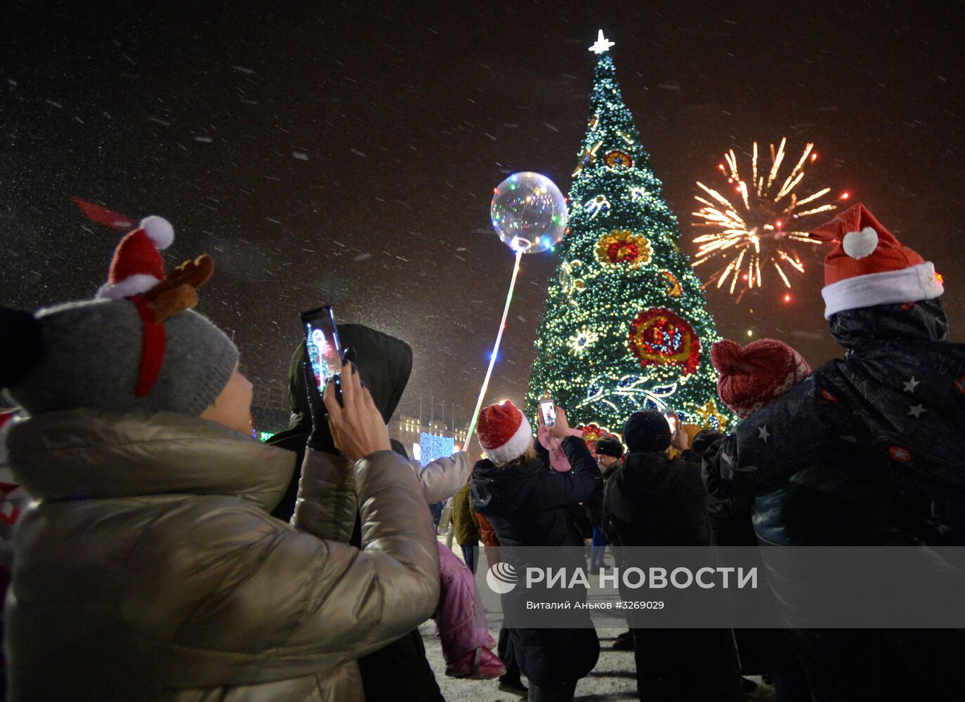 Салют в честь Нового года в регионах России