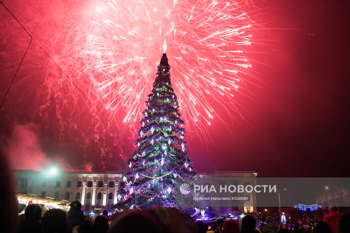 Салют в честь Нового года в регионах России