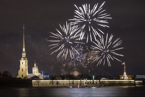 Салют в честь Нового года в регионах России