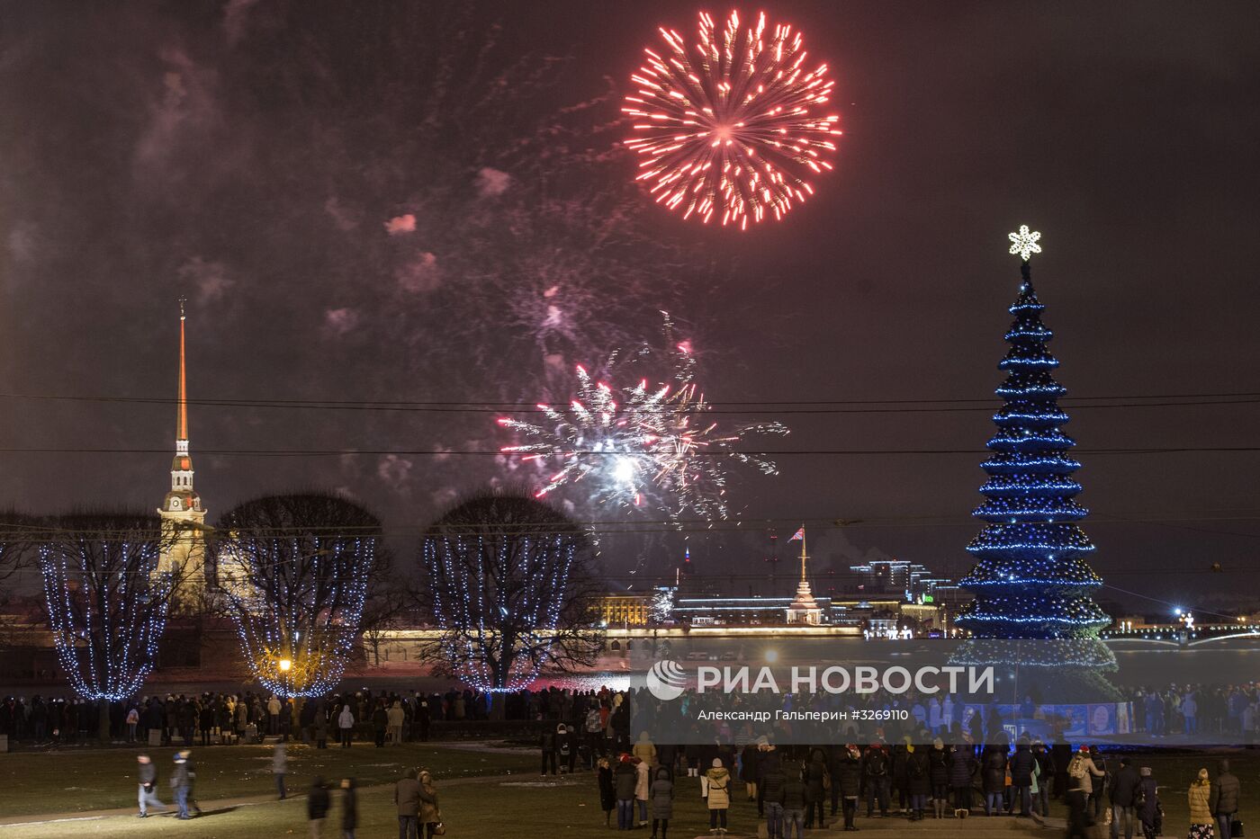 Салют в честь Нового года в регионах России