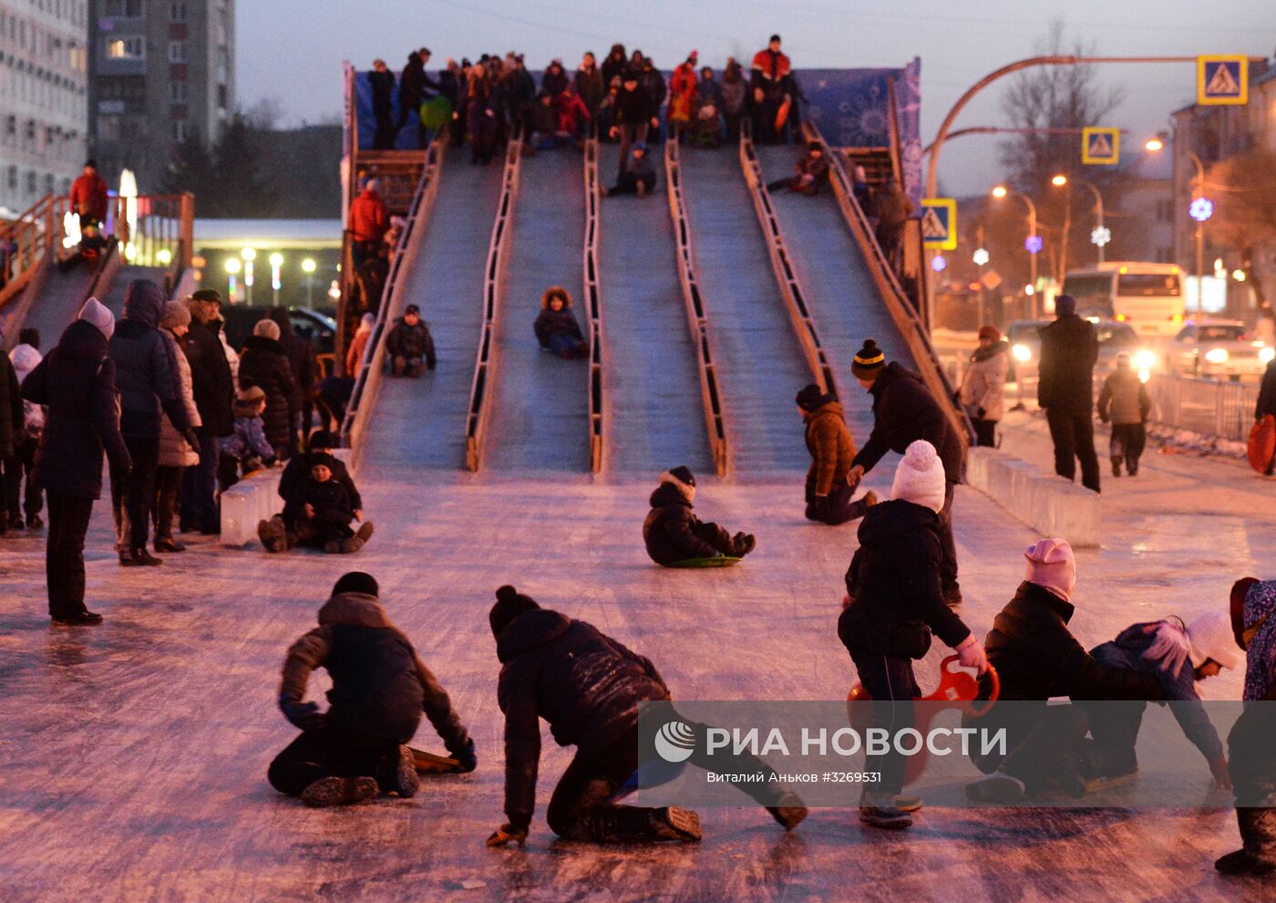 Народные гуляния в ледовом городке в Уссурийске