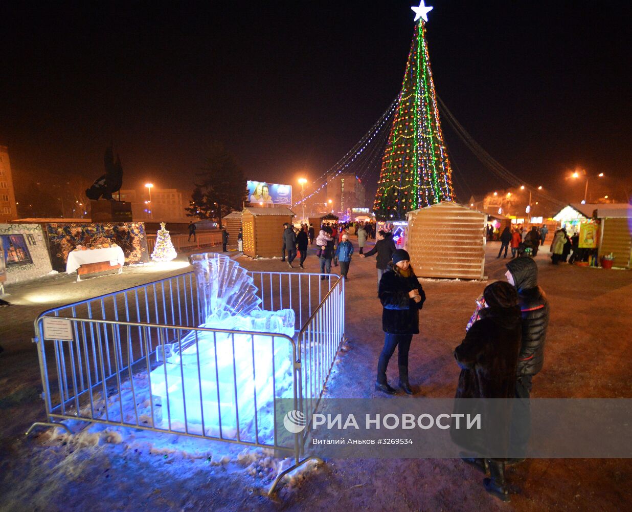 Народные гуляния в ледовом городке в Уссурийске