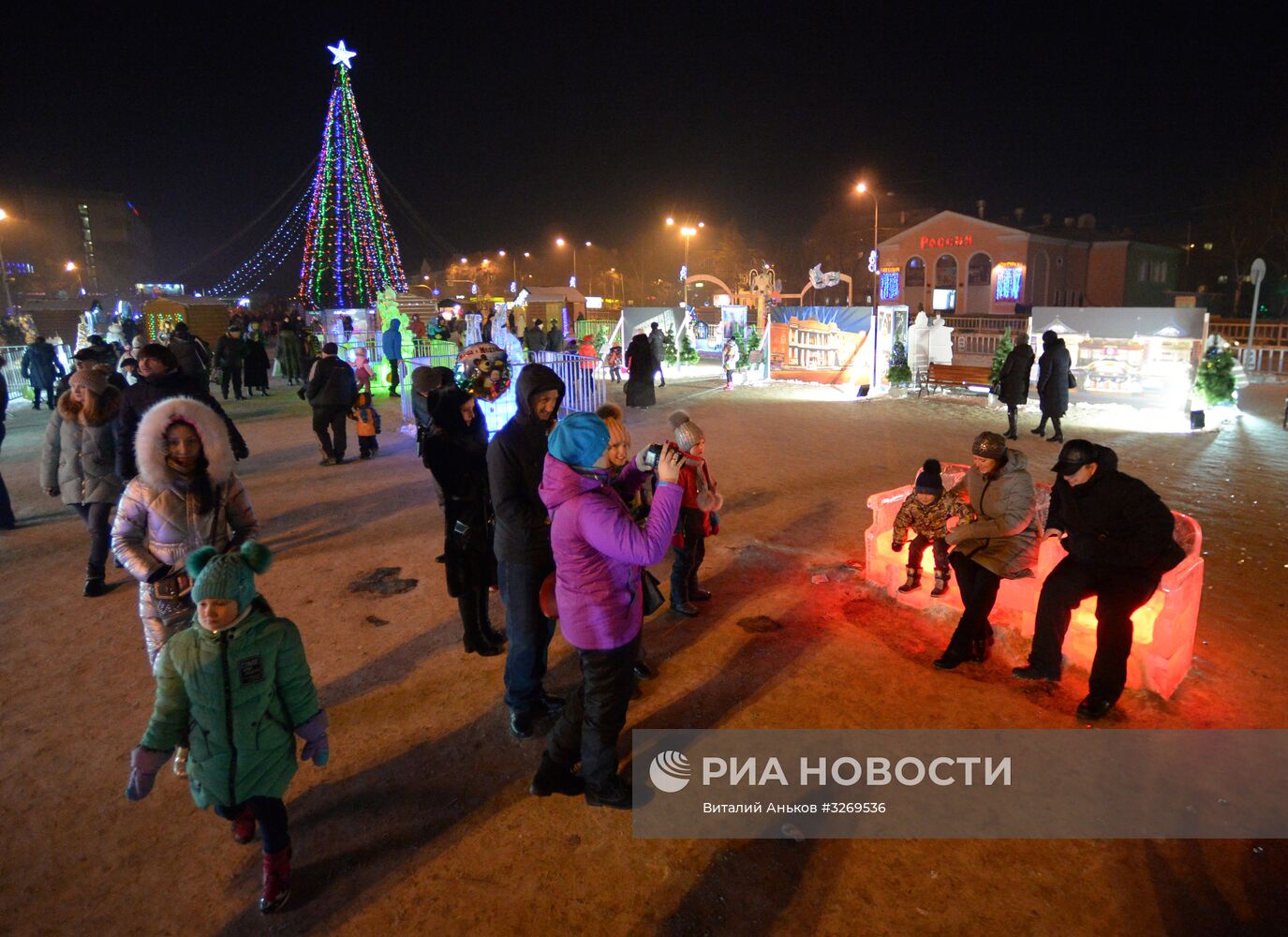 Народные гуляния в ледовом городке в Уссурийске