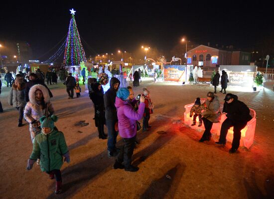 Народные гуляния в ледовом городке в Уссурийске