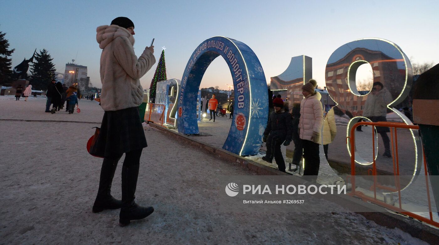 Народные гуляния в ледовом городке в Уссурийске