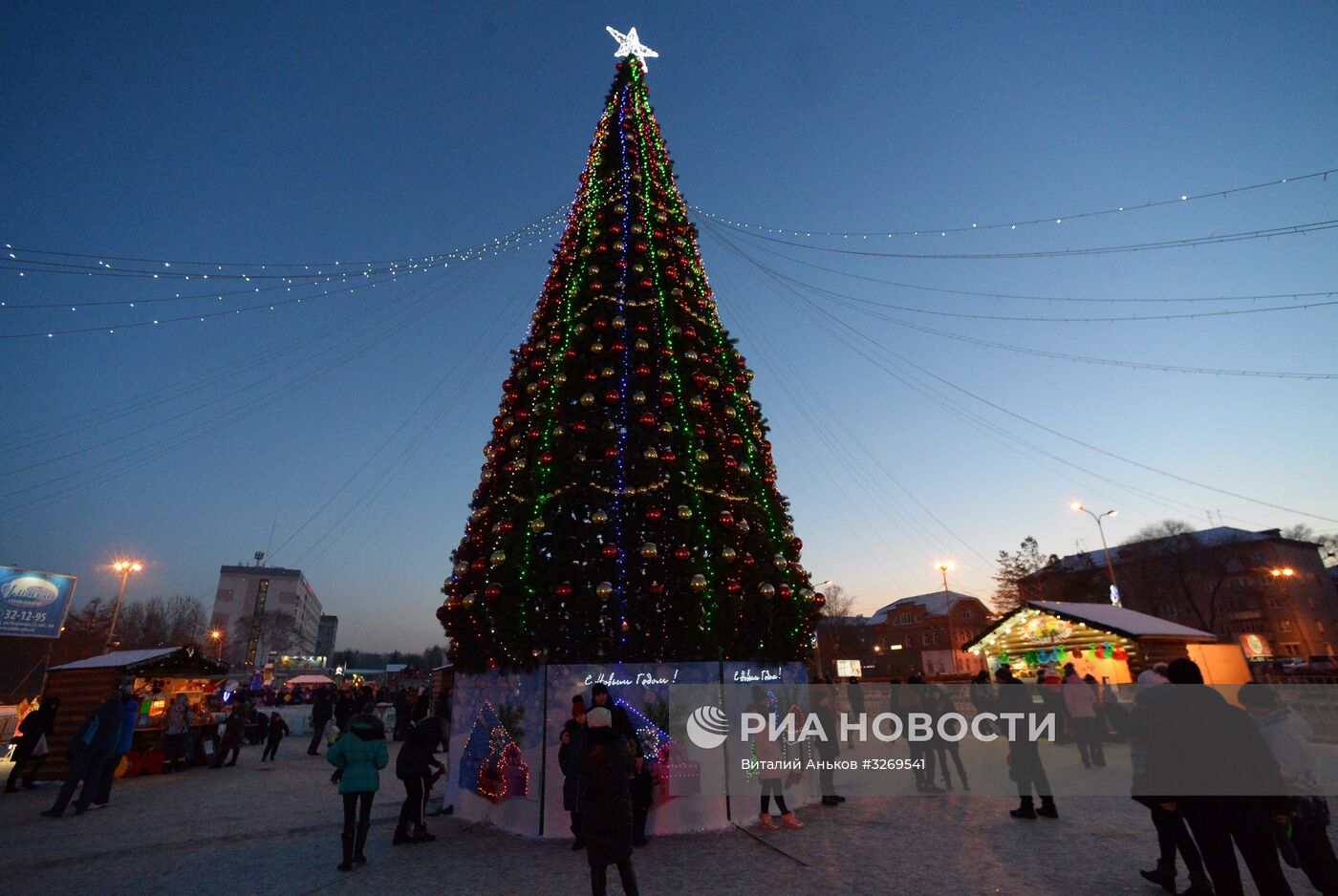 Народные гуляния в ледовом городке в Уссурийске