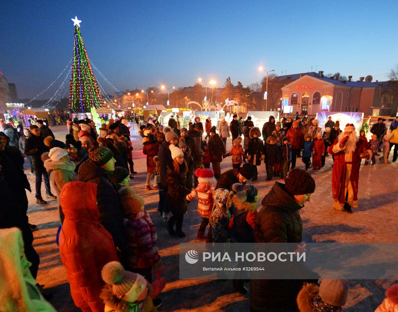 Народные гуляния в ледовом городке в Уссурийске