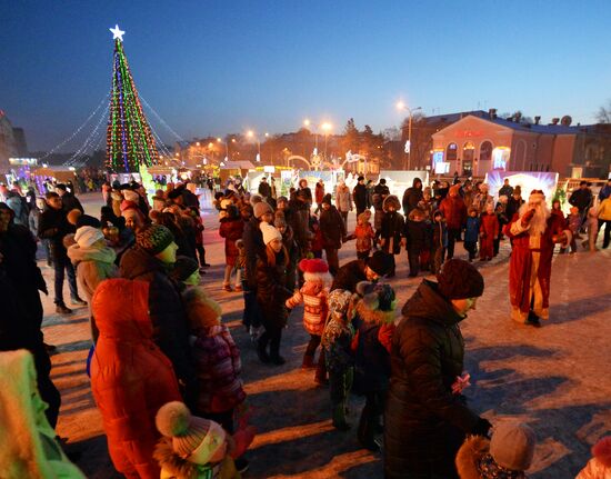 Народные гуляния в ледовом городке в Уссурийске