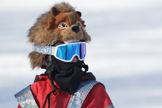 Массовый костюмированный спуск с горы Морозной на Камчатке