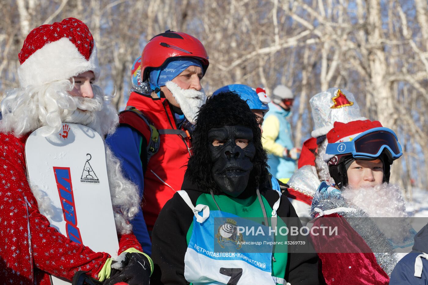 Массовый костюмированный спуск с горы Морозной на Камчатке