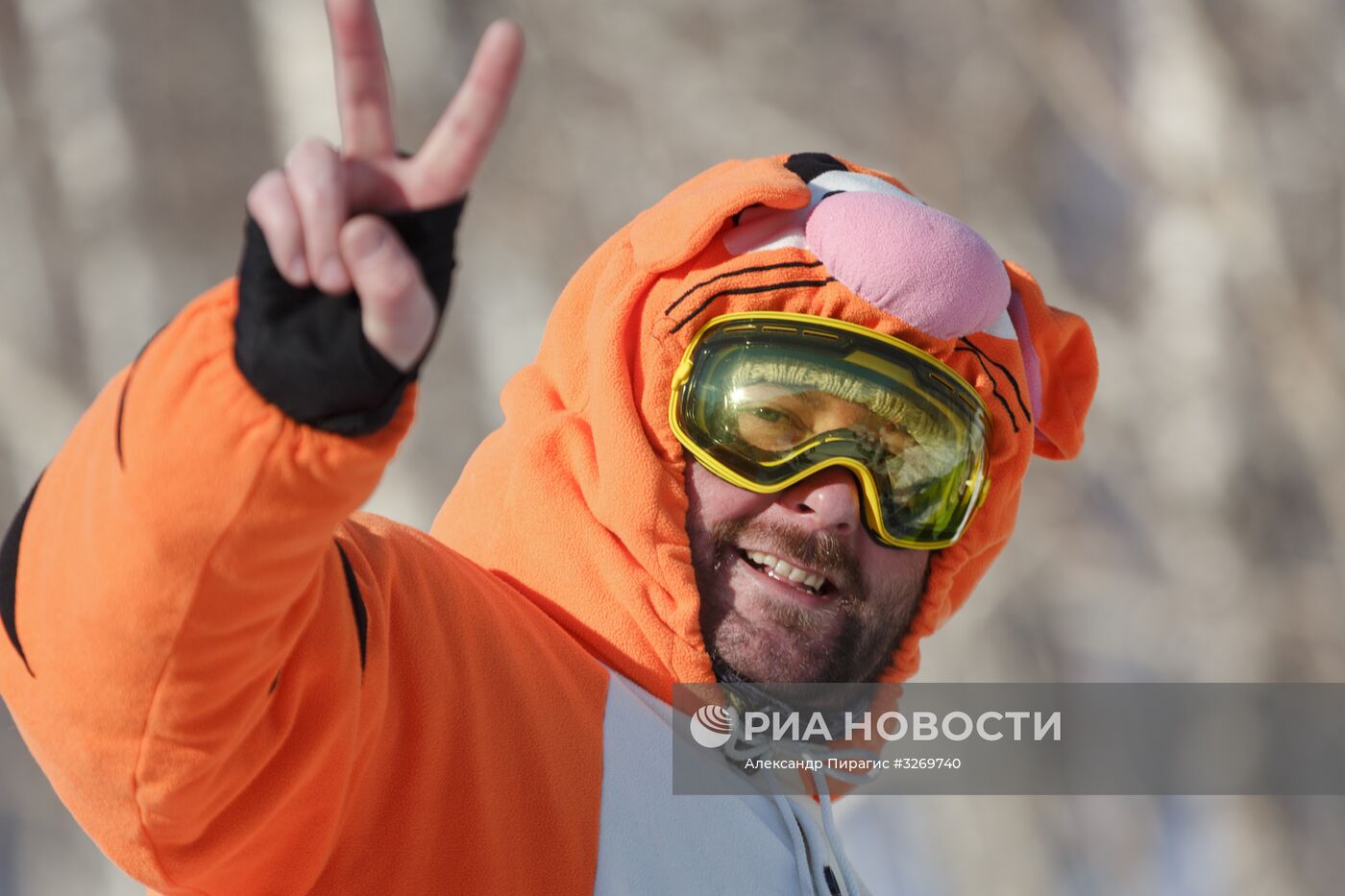 Массовый костюмированный спуск с горы Морозной на Камчатке