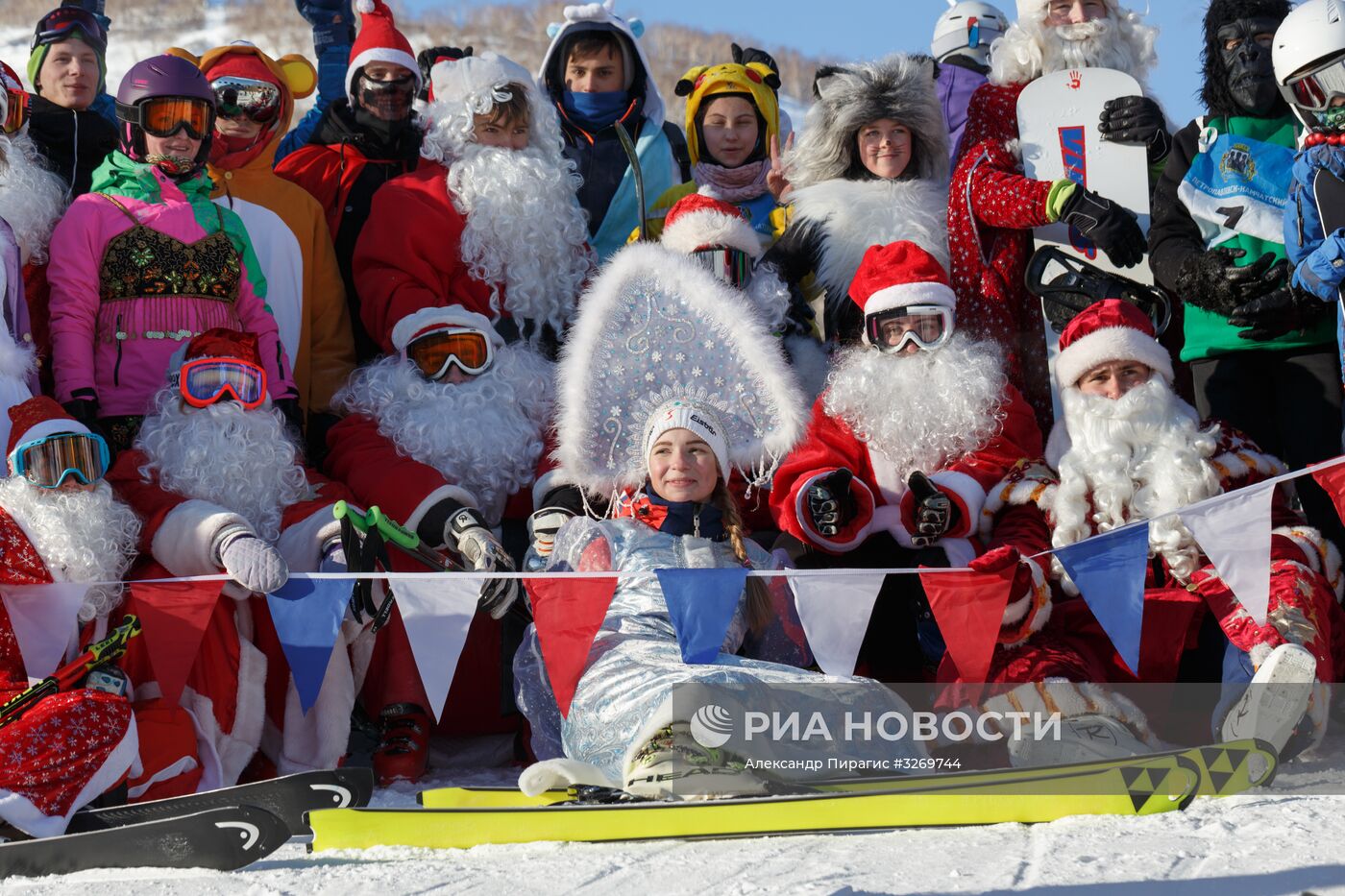 Массовый костюмированный спуск с горы Морозной на Камчатке