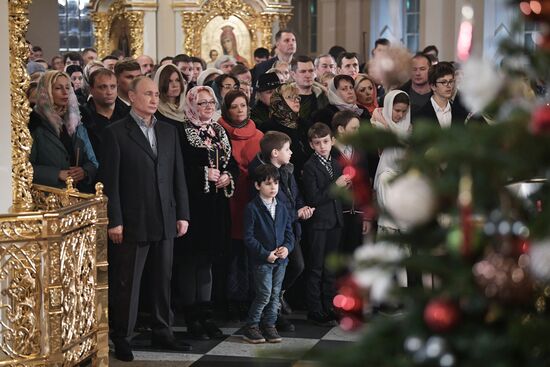 Президент РФ В. Путин посетил Рождественское богослужение