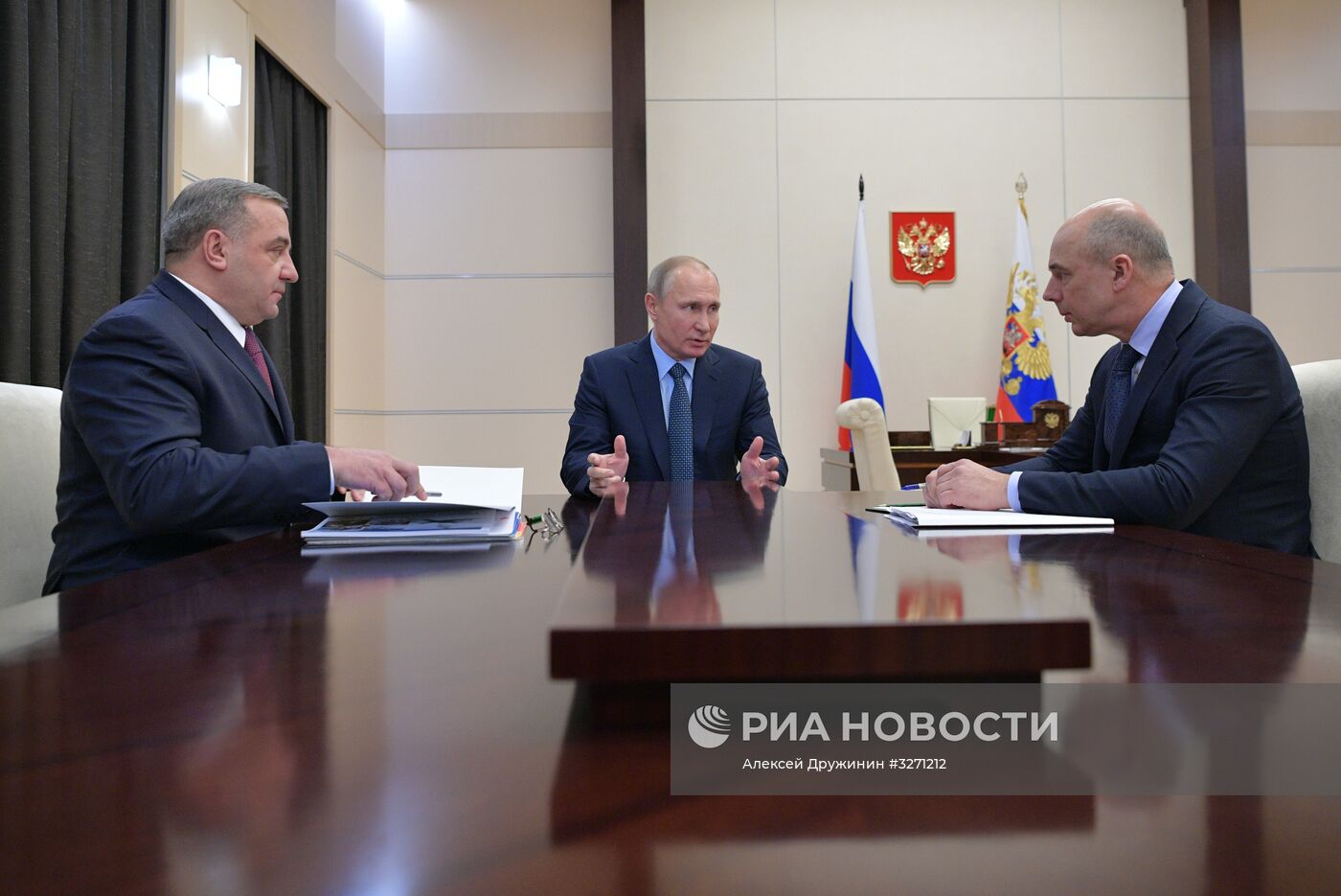 Президент РФ В. Путин встретился с министром финансов РФ А. Силуановым и главой МЧС В. Пучковым