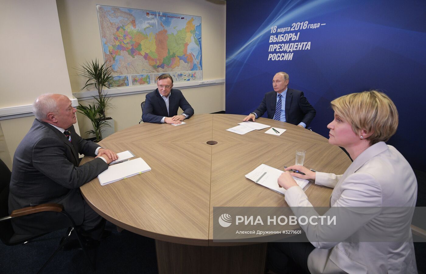 Президент РФ В. Путин посетил свой предвыборный штаб в Москве