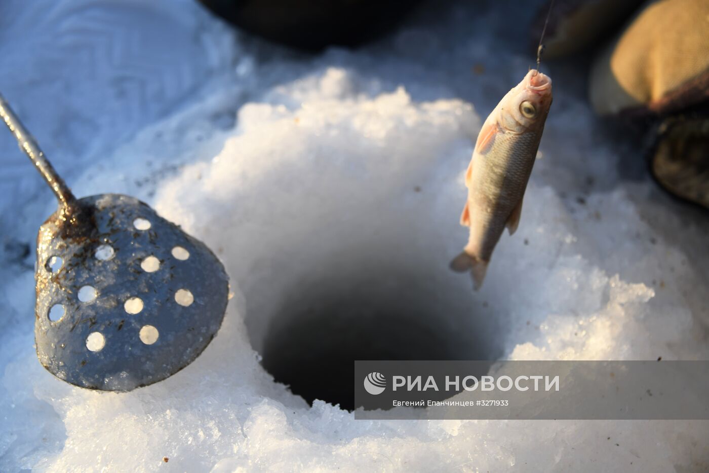 Подледная рыбалка на реке Томь