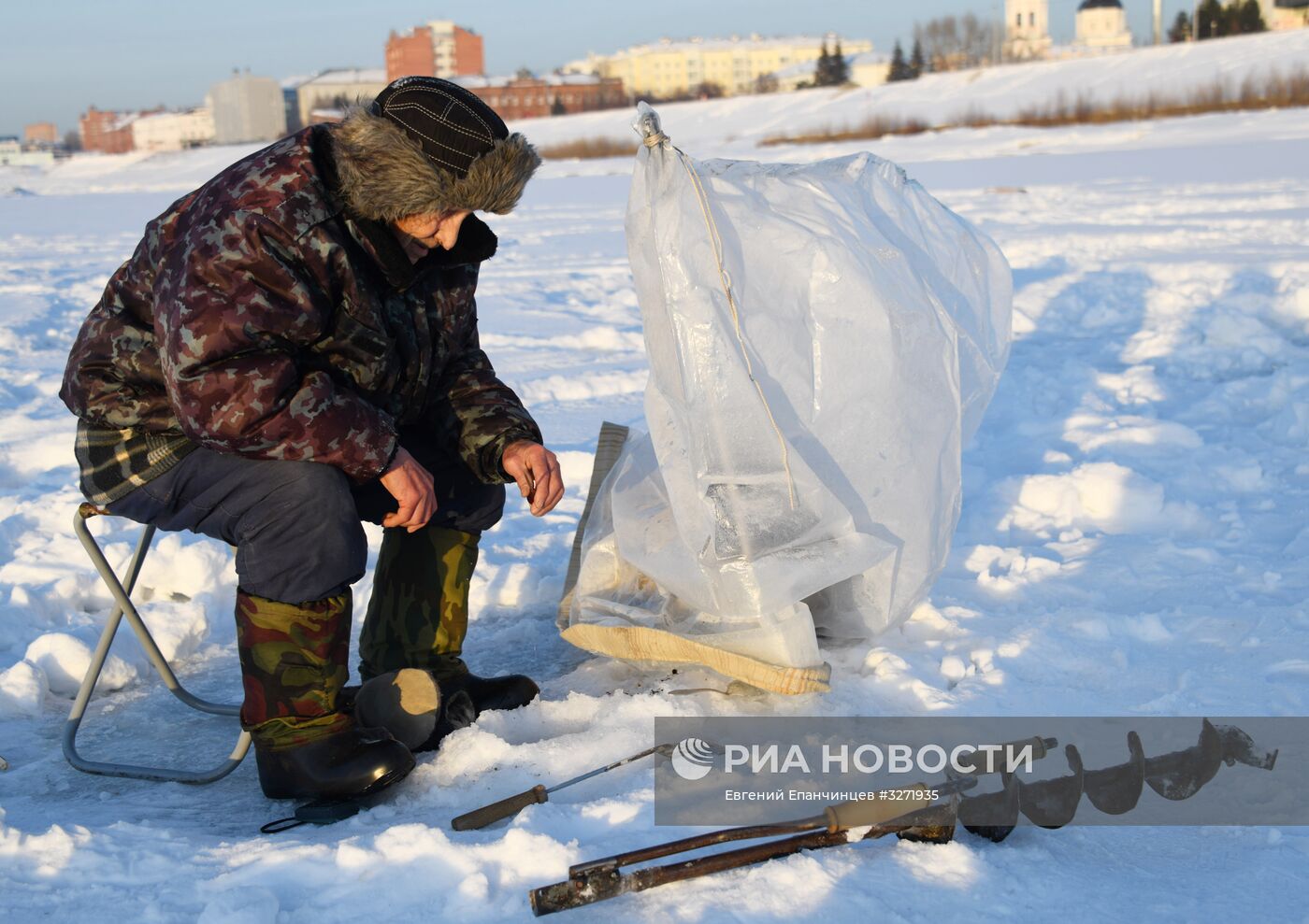 Подледная рыбалка на реке Томь