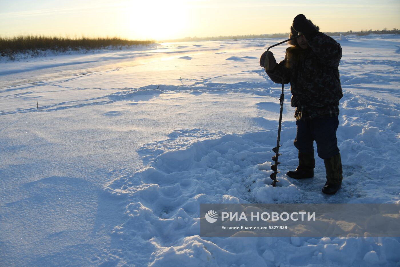 Подледная рыбалка на реке Томь