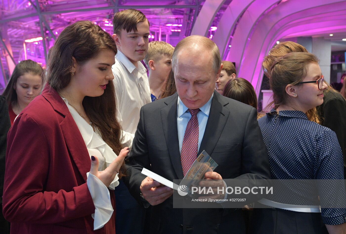 Президент РФ В. Путин встретился с школьниками - авторами лучший сочинений "Россия, устремленная в будущее"