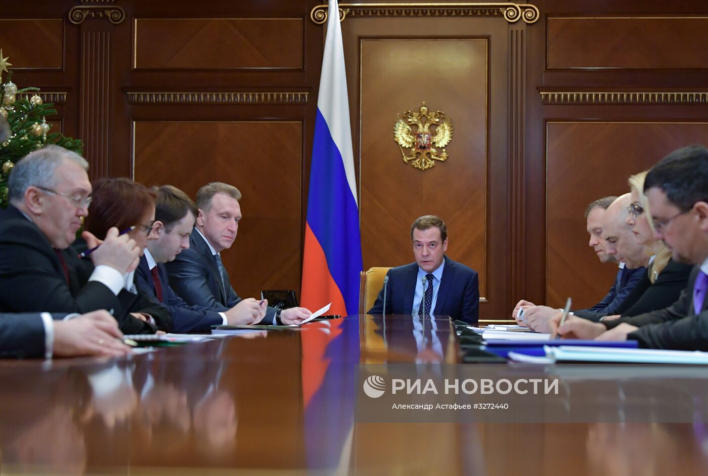 Премьер-министр РФ Д. Медведев провел совещание по реализации закона о федеральном бюджете на 2018-2020 г.г.