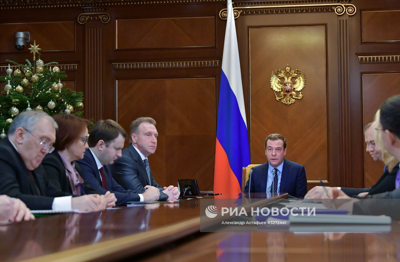 Премьер-министр РФ Д. Медведев провел совещание по реализации закона о федеральном бюджете на 2018-2020 г.г.