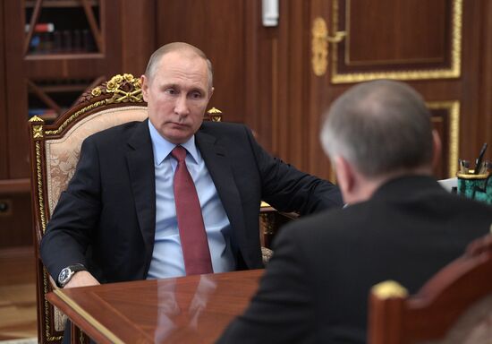 Президент РФ В. Путин встретился с полпредом в ЦФО А. Бегловым