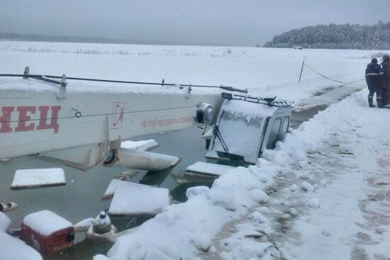 Бензовоз с 20 тоннами топлива провалился под лед на реке Лене