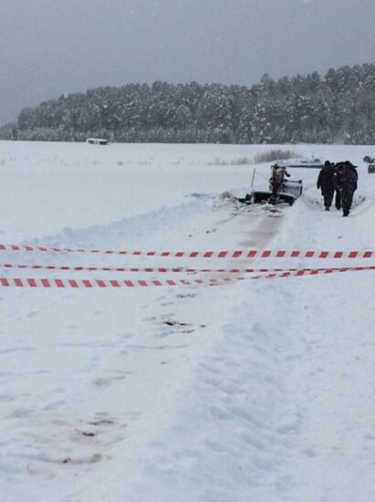 Бензовоз с 20 тоннами топлива провалился под лед на реке Лене