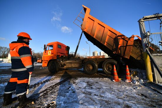 Работа снегоплавильного пункта в Москве