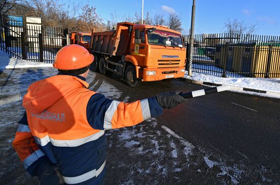 Работа снегоплавильного пункта в Москве