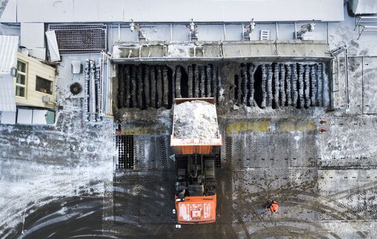 Работа снегоплавильного пункта в Москве