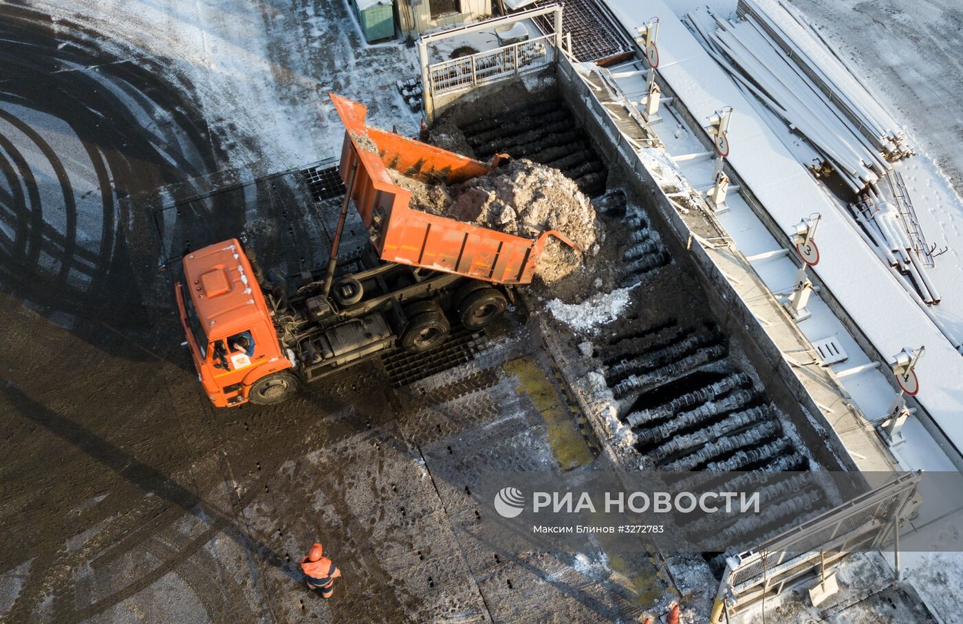 Работа снегоплавильного пункта в Москве