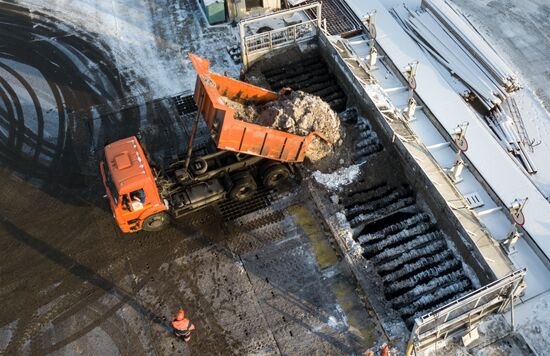 Работа снегоплавильного пункта в Москве