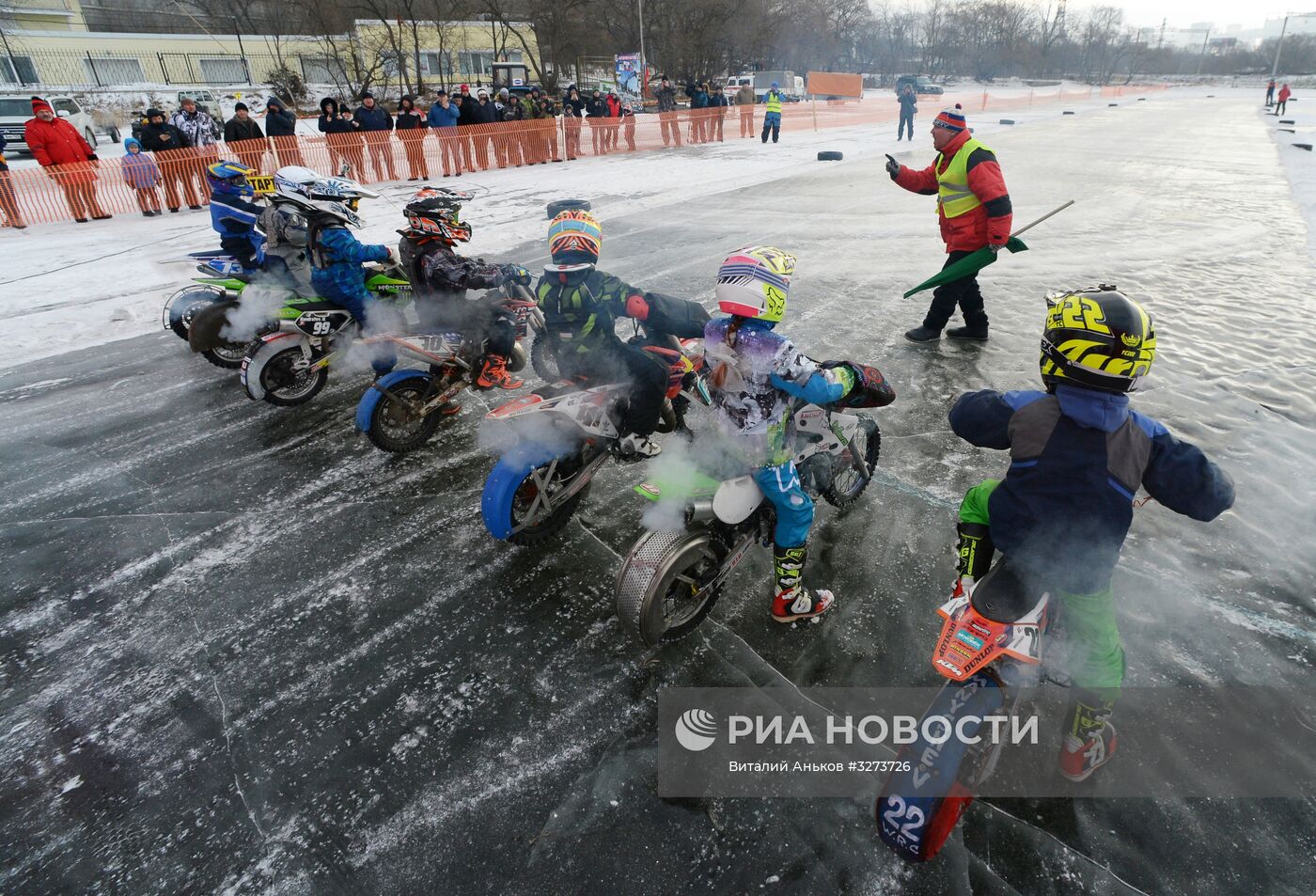 Мотогонки на льду во Владивостоке