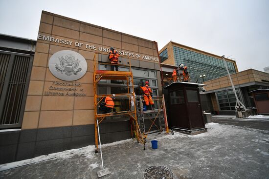 Консульство США в Москве начинает принимать посетителей в новом здании