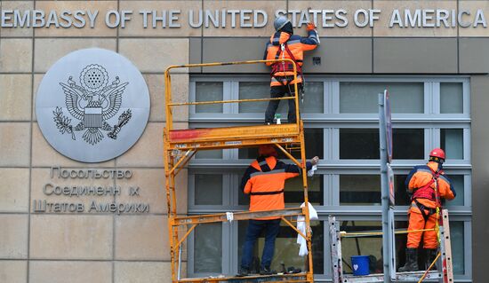 Консульство США в Москве начинает принимать посетителей в новом здании
