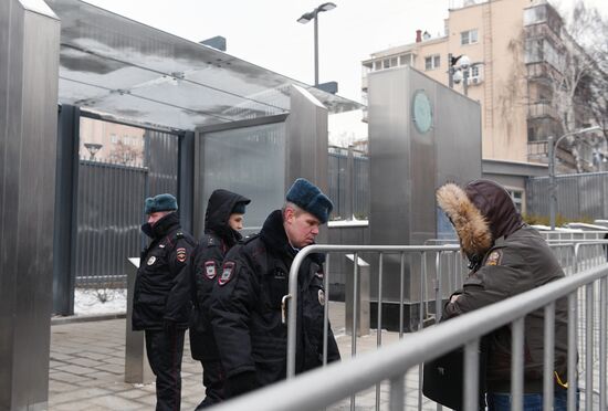 Консульство США в Москве принимает посетителей в новом здании