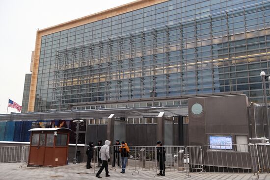 Консульство США в Москве принимает посетителей в новом здании