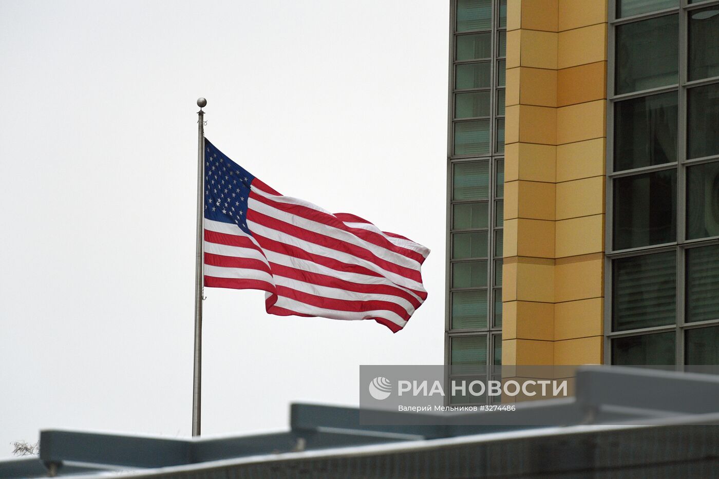 Консульство США в Москве принимает посетителей в новом здании