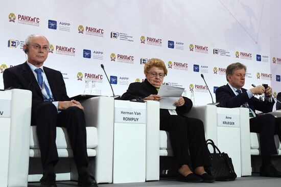 IX Гайдаровский форум. День первый