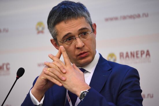 IX Гайдаровский форум. День первый