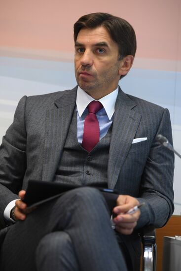 IX Гайдаровский форум. День первый